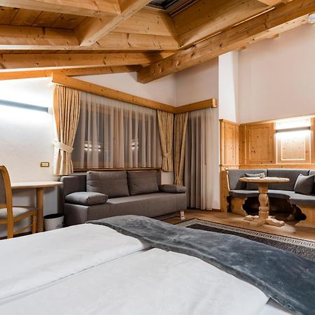 Garni Hotel Rosengarten B&B Selva di Val Gardena Dış mekan fotoğraf