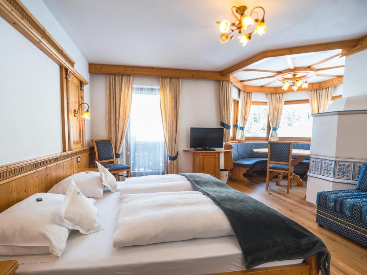 Garni Hotel Rosengarten B&B Selva di Val Gardena Dış mekan fotoğraf