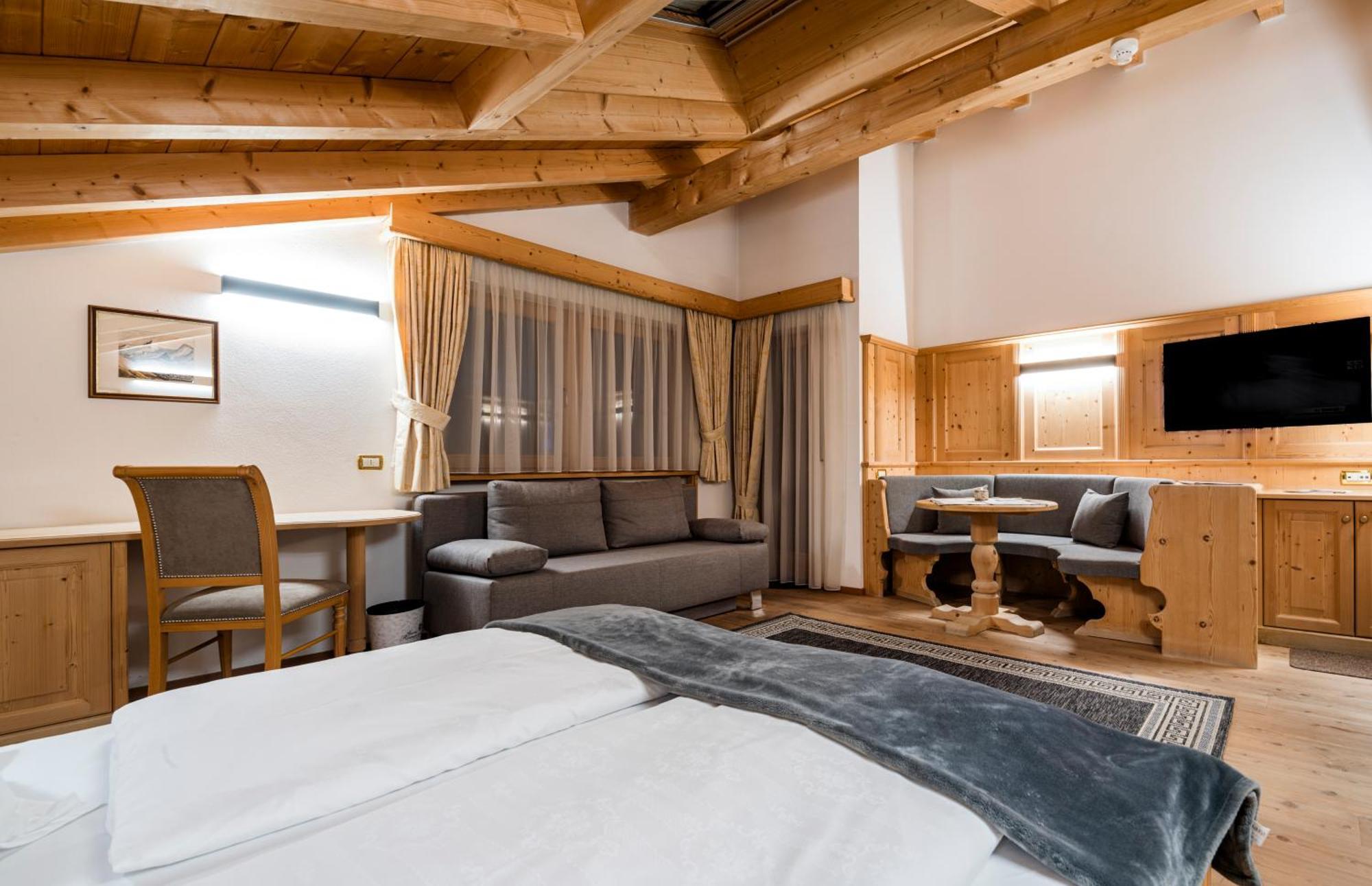 Garni Hotel Rosengarten B&B Selva di Val Gardena Dış mekan fotoğraf